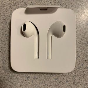Apple ear buds pods lightning connector